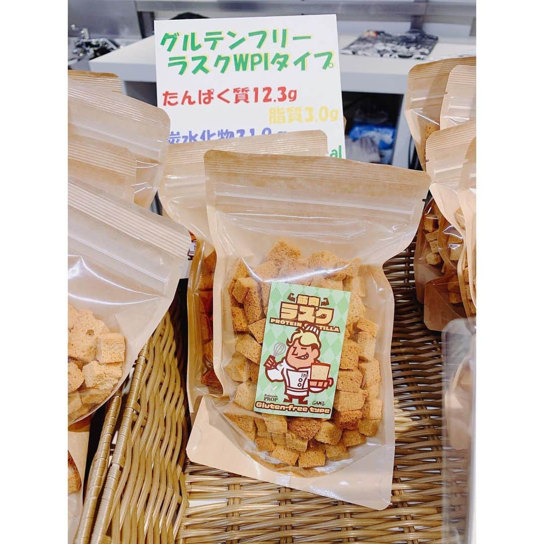 佐山万里菜さんのインスタグラム写真 - (佐山万里菜Instagram)「昨日トレーニングとトレーニングの合間に、ずっと食べてみたかった…「筋肉カステラ」GET✨ いろいろ試食させていただき、どれもめちゃくちゃ美味しい💯 グルテンフリーのソフトカステラとハードカステラとラスクをGET‼️ 減量中の楽しみ☺️ ありがとうございます👊 今期間限定で、渋谷のMODIの1階入り口入ってすぐのところでPOPUPやってるので気になる方は是非‼️ 1つから買えるので最高です☺️ . . 試合まであと28日！ あっと言う間だぁー‼️1日1日大切に頑張ろ👊 火曜日からは、サーキット朝トレも始まるし気合いだぁー👊 . パンツスポンサーまだまだ空きがありますので是非よろしくお願い致します🙏 共に闘って下さい👊 チケットもまだ全席ありますので、席割りや郵送の関係でお早めにチケットオーダーいただけると嬉しいです✨  【🇯🇵日本王座決定戦ダイレクトリマッチ🇯🇵】 2023年11月5日(日) ▷ドーム立川飛立 ▷対前田宝樹選手 ▷全9試合　8試合目  -試合チケット- ・SR席¥20000 ・A席　¥10000 ・B席 ¥8000 まだ全席チケットあります🎫 (＊チケットご購入の方には、試合限定トレンディングカードプレゼント🎁) ————————  ＊チケット購入方法は、Instagramのプロフィールから「ボクシングチケット . com」様に飛べますのでそちらからかDMでお願い致します👊 ＊チケットオーダー早めにしていただけると嬉しいです！！ . ボクシングチケット .com様からオンライン激励賞(¥100〜)出来ます‼️ オンライン激励賞での応援もよろしくお願い致します👊 激励賞は、全てボクシングに必要な物やトレーニング代として使わせていただきます‼️ . 🔴【ボクシング人生、大事な一戦共に闘って下さるパンツスポンサーも大募集しています！！企業様、個人様問いません！！】  パンツスポンサー全然きまりません……。 是非力を貸して下さい。。 よろしくお願い致します。。 興味ある方はDMお願い致します‼️  生き残るには、勝ちしかないな👊 目の前の一勝を全力で掴みにいきます👊 応援が力になります！！ 是非会場で応援よろしくお願いします👊  #写真#海好き #アスリート#筋肉 #腹筋 #トレーニング #感謝 #ライフスタイル#いいね #ボクシング #instagood #サッカー #story #ボクシング女子 #言霊 #workout #girlsoccer #夢 #boxing #soccer #champion #training #good  #試合 #スポンサー募集　#goodvibes #日本タイトルマッチ #立川　#減量 #筋肉カステラ」10月7日 21時16分 - sayama.19