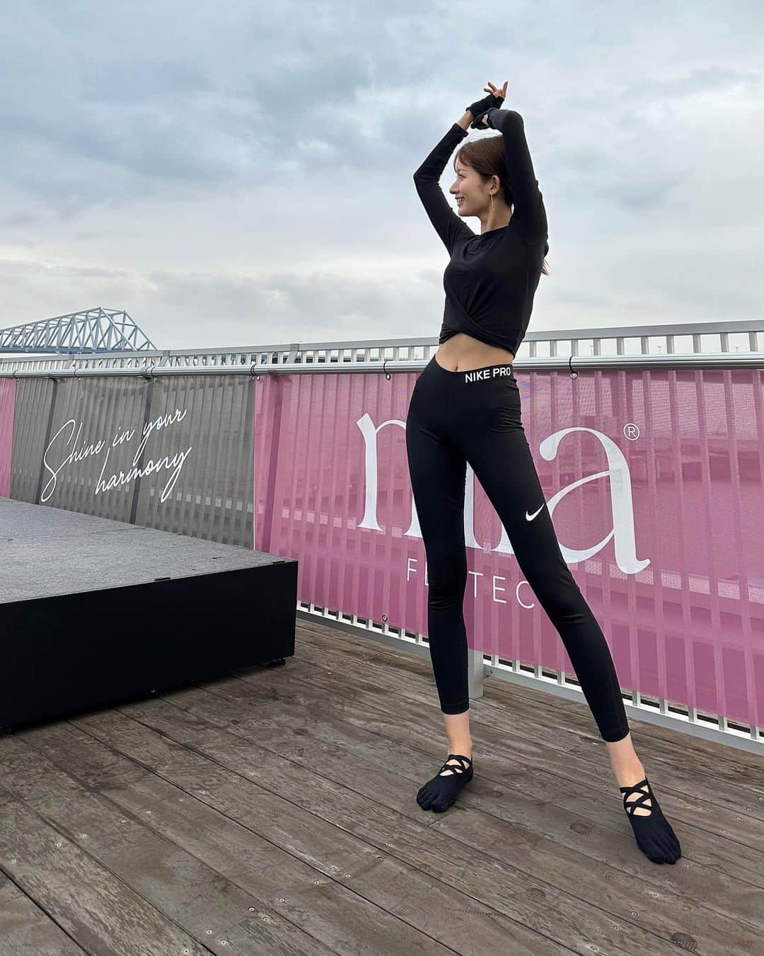 杉枝真結さんのインスタグラム写真 - (杉枝真結Instagram)「☺︎ 何事においても、自分らしさを愛せる生き方を選択していきたい💐 一度きりの人生、心豊かに楽しみながら、パワフルに！様々なことを頑張っていきたいです☺️💪  清々しく、風通しよく、気を引き締めて。✨ そんな気持ちを、より感じさせてくれたのが… スポーツコミュニティFITVIBES @fitvibes_tokyo と女性を第一に考えた革新的なフェムテック・カテゴリーを象徴するMia・フェムテック™ @miafemtech のコラボレーションイベント🩷🩷🩷  大勢の方々と一緒に、大空の下での Yoga session！！ 身体も心も気分よく楽しめて、とても素敵な経験でした🧘‍♀️  #PR #miafemtech #harmonyseekers #breastharmonization #empowerwomen #womenshealth #confidence #miasquad #unleashyourbreastharmony」10月7日 21時18分 - mayusugieda_official