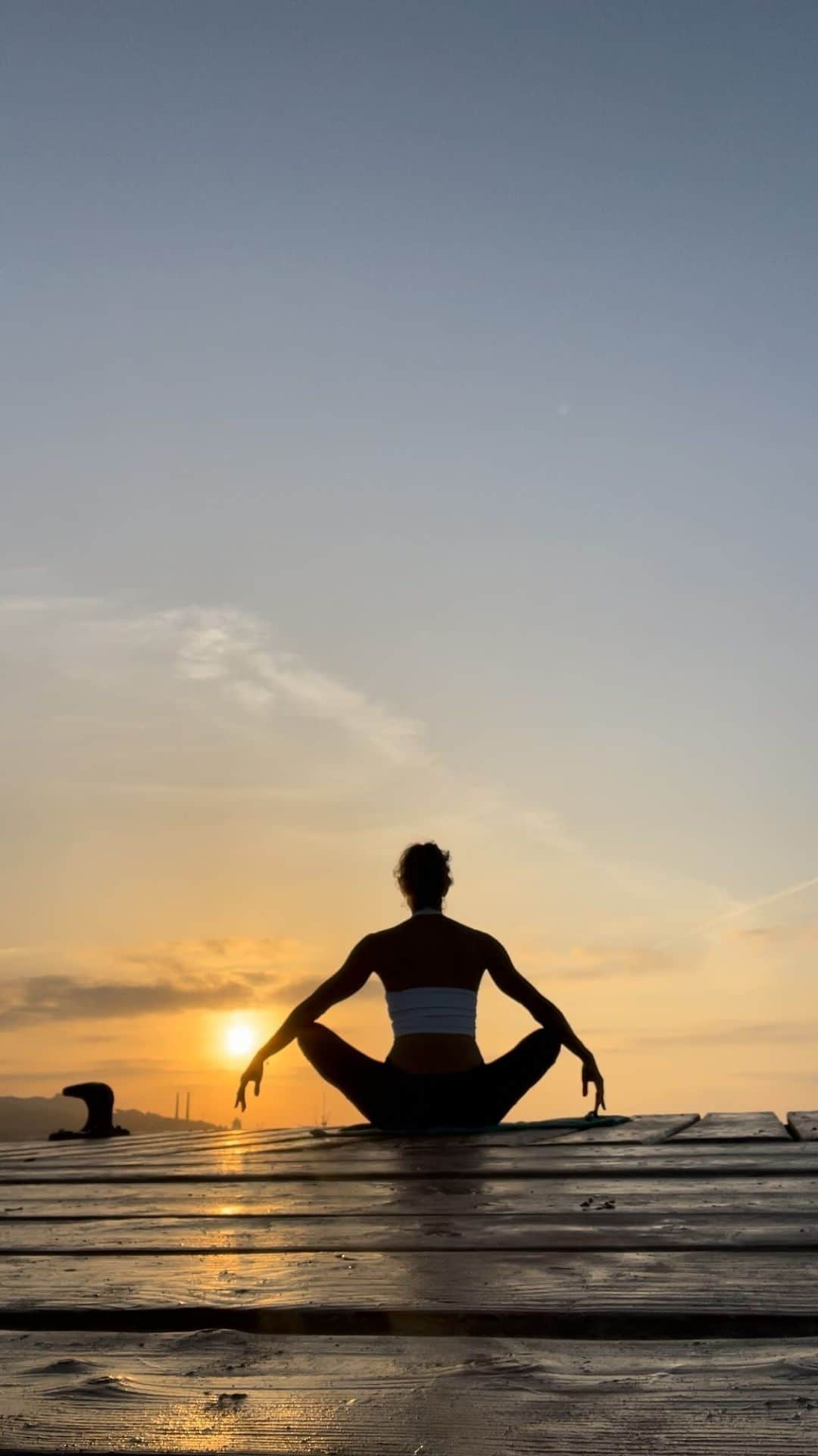 ヴィルジニー・デデューのインスタグラム：「SuNrIsE …. 🤍 From Majorca • C’est le week-end …. Je profites de partager ce moment suspendue d’un certain matin à 6h pour le levé de soleil & un temps pour moi … En vacances … ceux qui me connaissent à 6h 🤪🙈 C’est dur … Mais ça valait tellement le coup  Bouger tous les matins … ça c’est sûr mais pas tous les jours avec cette vue 🤩☺️ alors j’en ai profité…. et vous ??  #relax  #takecare #yogainspiration #yogapractice #goodvibes #goodtimes #pleasure #athlete #view #flexibility #sunrise   #voyage #majiorca #spain」