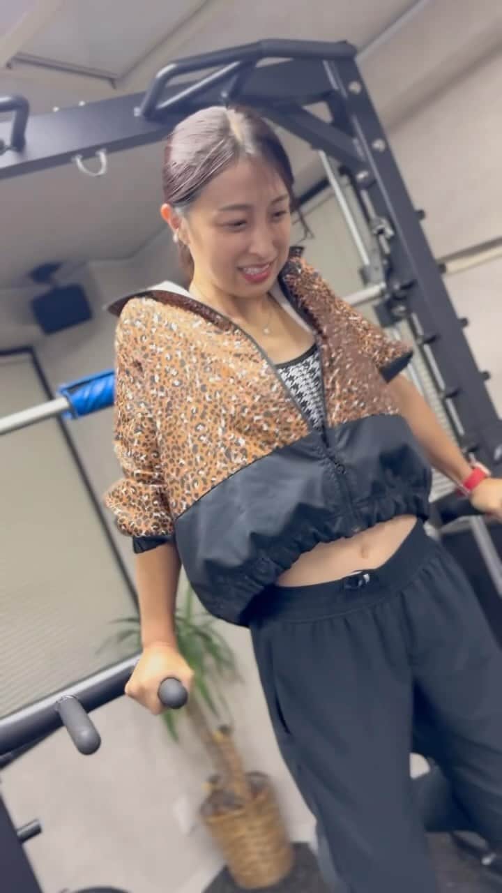 のインスタグラム：「. トレーニングウェアも秋めいてきました。 . 二の腕プルプル🌀 ディップスバーでのディプスは 全体重かかるから、とーっても辛い。  .  #トレーニング女子 #ディップス　#二の腕痩せ」