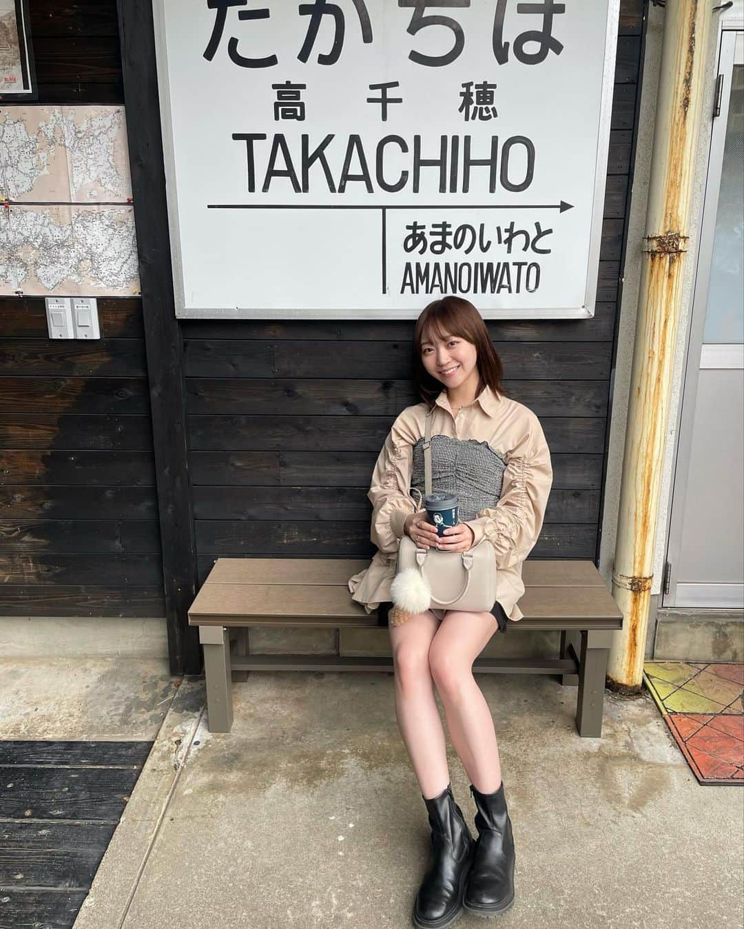 土路生優里さんのインスタグラム写真 - (土路生優里Instagram)「高千穂2日目✌🏻♡ この日もお寺巡りしました☺︎  線路は入ってもいい所だよ🚃 可愛い電車に乗ったのだけど、車掌さんの話術がすごくてめちゃくちゃ面白かったので是非とも行ってみてください😀笑  #天岩戸神社  #荒立神社  #八大龍王水神」10月7日 21時30分 - torochan__324