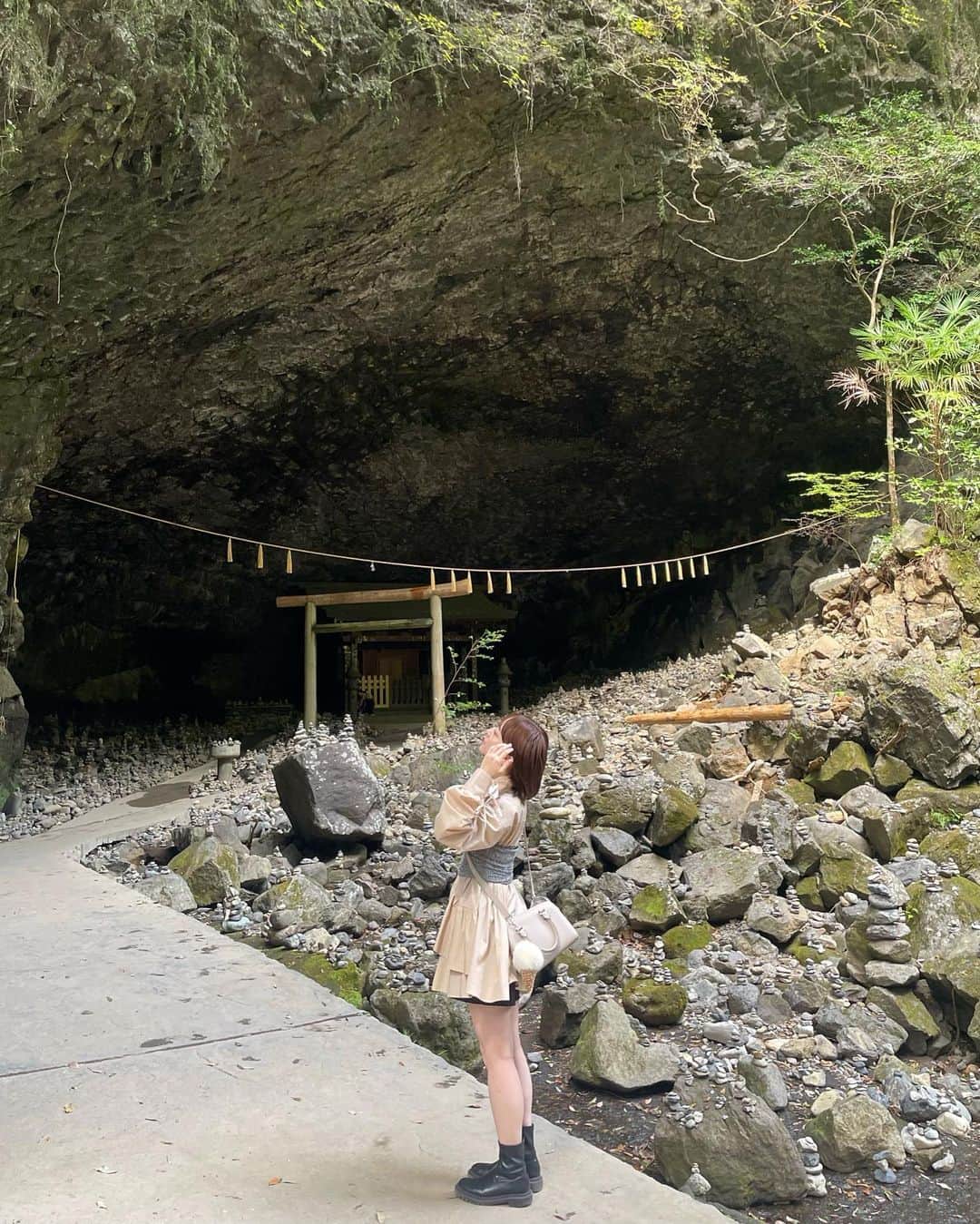土路生優里のインスタグラム：「高千穂2日目✌🏻♡ この日もお寺巡りしました☺︎  線路は入ってもいい所だよ🚃 可愛い電車に乗ったのだけど、車掌さんの話術がすごくてめちゃくちゃ面白かったので是非とも行ってみてください😀笑  #天岩戸神社  #荒立神社  #八大龍王水神」