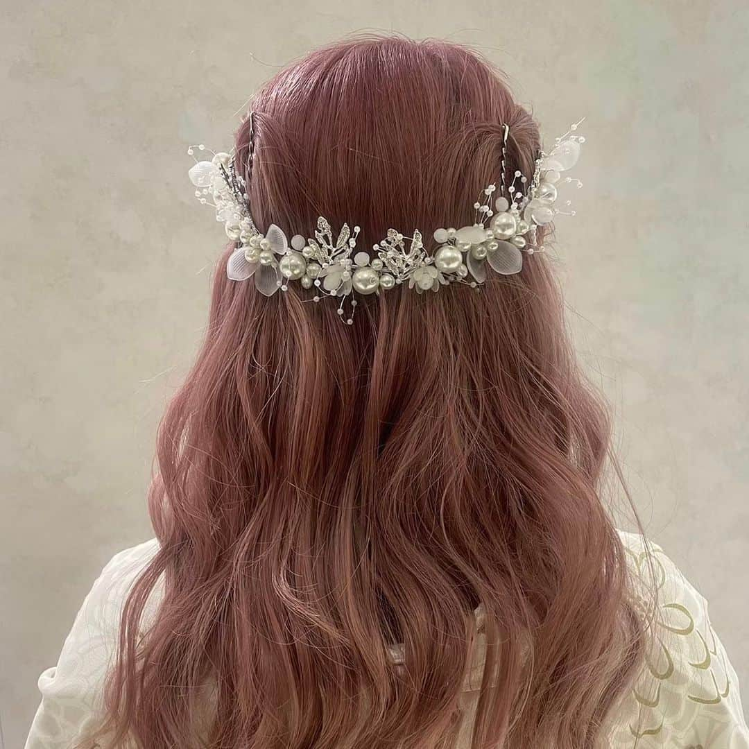 ふりそでMODE weddingboxさんのインスタグラム写真 - (ふりそでMODE weddingboxInstagram)「ヘアカラーまとめ♡ ・ 前撮りや成人式当日に向けて染めてきてくださる方増えてます!! 和装にはブラウンやブラック！🖤 と染めてきてくださる方も多くいらっちゃいますが、 今回は華やかなカラーのお客様をまとめました✨ ・ 是非美容院に行く際の参考にしてみてください♡ ・ #ふりそでmode#furisodemode#袴 #成人式ヘア」10月7日 21時29分 - furisodemode