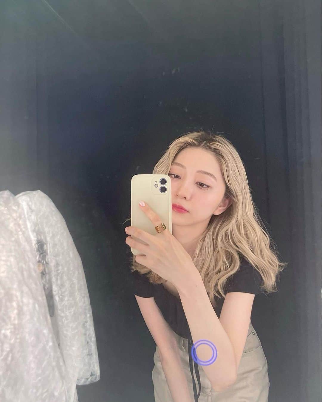 松尾 瞳のインスタグラム：「. もっかいブロンドにするか暗くするか🐈‍⬛💭」