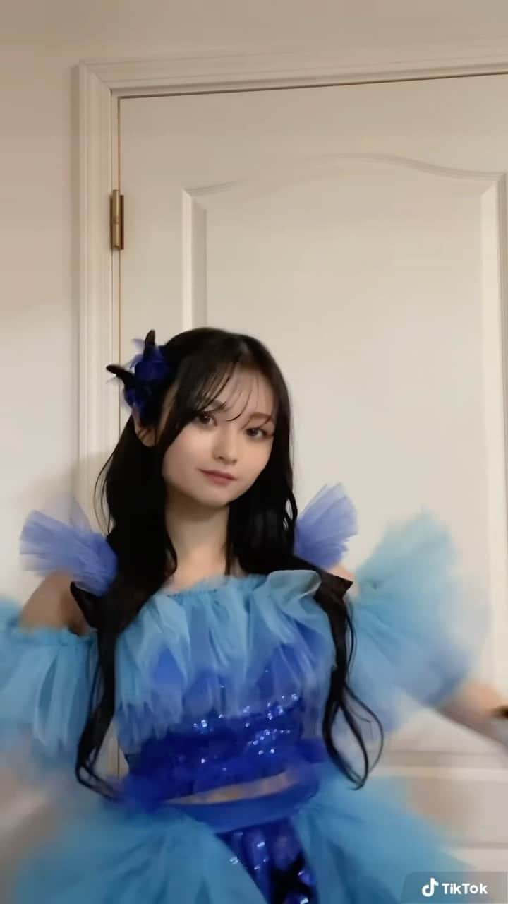 のインスタグラム：「青色似合ってる〜〜？🦋.*˚ ⁡ ⁡ ⁡ ⁡ ⁡ ＿＿＿＿＿＿＿＿＿＿＿＿＿＿＿＿＿＿＿＿＿＿ ⁡ #오오티디 #데일리룩 #韓国ファッション #y2k #newjeans #平成ギャル #韓国ギャル #韓国ヘア #ロングヘア #シールエクステ  #フルバング #シースルー前髪 #韓国前髪 #ヨシンモリ #巻き髪アレンジ #巻き髪 #アイドル #グラビアアイドル #グラビア #YouandMe #jennie」
