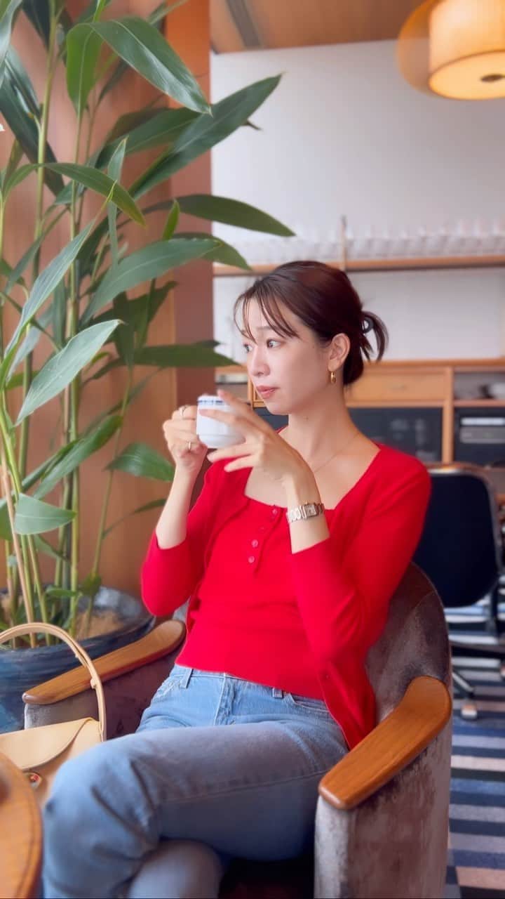 のインスタグラム：「とある日の癒し時間。  そんな”インスタグラムの世界の私”とは裏腹に 現実の私はというと、 パソコンがうんともすんとも動かなくなり大混乱な 午後を過ごしておりました😂  しかし私のパソコン、壊れるタイミングがいつも 神がかっておりまして、 “不幸中の幸いタイミング”なのよね。  今回もナイスタイミングで壊れました。 (壊れないのが1番なのだけれど😂)  Apple様様のおかげで無事復活〜！！ みんなはどんな1日だったかな？☕️  Top @tarajarmon_jp  Denim  @levis_japan  #a___look  #taranarmon #levis #southwestgrandgotel」