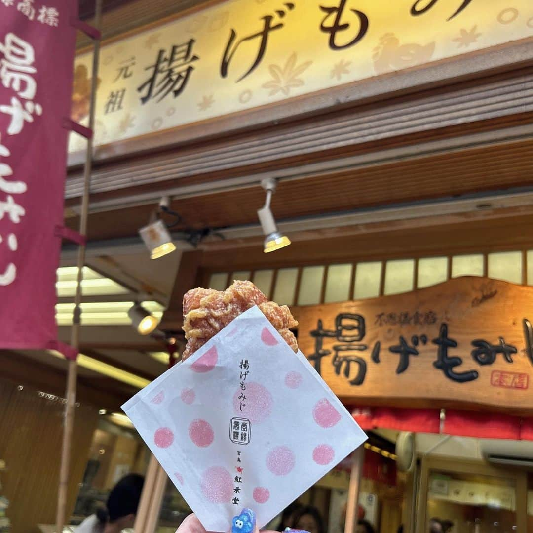 小関舞さんのインスタグラム写真 - (小関舞Instagram)「. 広島県の宮島⛩  鳥居がこーんな大きいの凄すぎて凄い。笑  私が行った時は潮が引いてる状態だったんだけど、 満潮の時は海に浮かんでるように見えるんだよね💡 いつか見てみたい…  もみじ饅頭大好き芸人だから、色んな種類の食べたし(もちろんお土産も買った) 鹿さまも可愛かった🦌🤎  広島最高すぎたから、また絶対行きたい〜！！  #広島 #広島旅行 #宮島 #世界文化遺産 #揚げもみじ  #牡蠣」10月7日 21時23分 - mai_ozeki.official