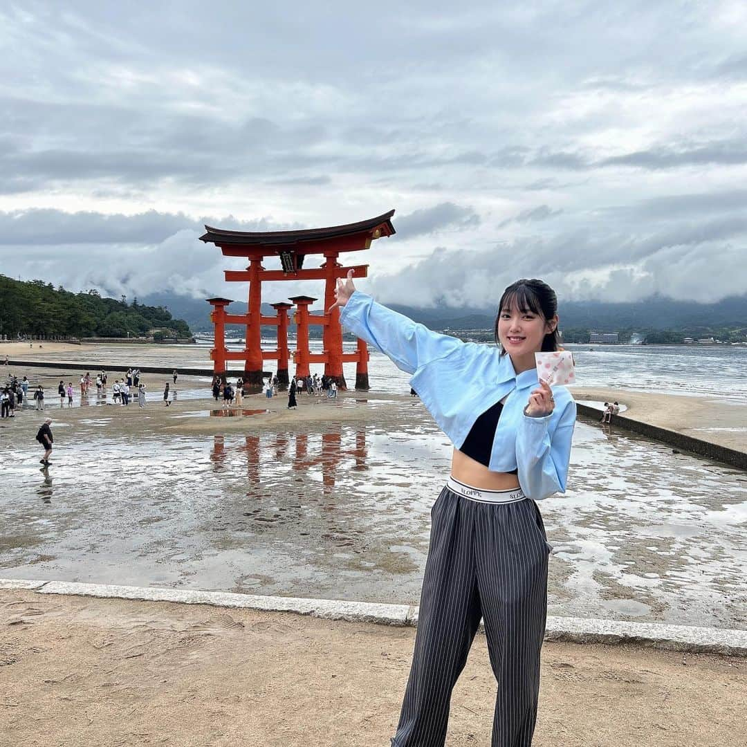 小関舞のインスタグラム：「. 広島県の宮島⛩  鳥居がこーんな大きいの凄すぎて凄い。笑  私が行った時は潮が引いてる状態だったんだけど、 満潮の時は海に浮かんでるように見えるんだよね💡 いつか見てみたい…  もみじ饅頭大好き芸人だから、色んな種類の食べたし(もちろんお土産も買った) 鹿さまも可愛かった🦌🤎  広島最高すぎたから、また絶対行きたい〜！！  #広島 #広島旅行 #宮島 #世界文化遺産 #揚げもみじ  #牡蠣」