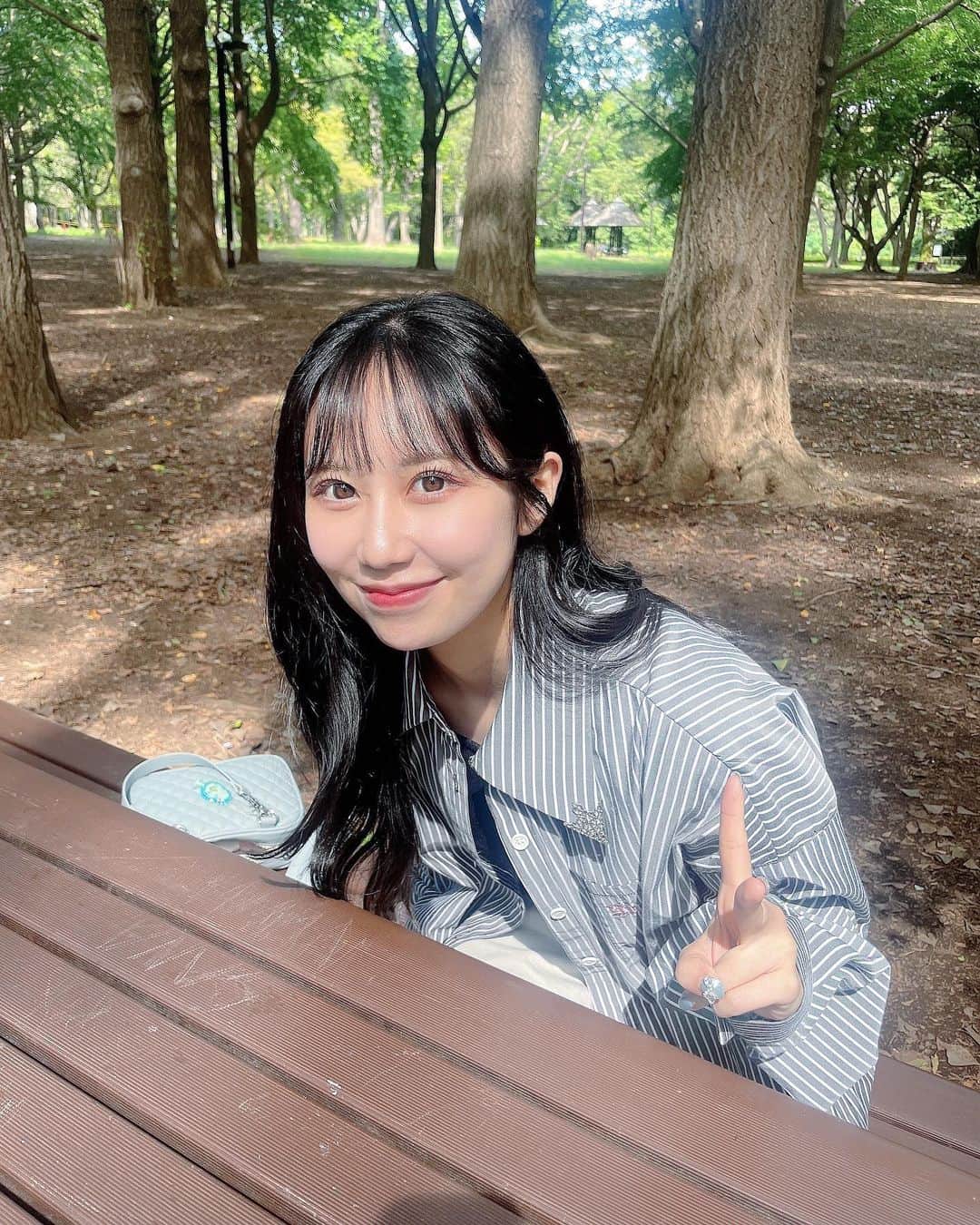上野遥のインスタグラム：「親友とピクニック🍁  初めて代々木公園に行きました🌳  こんな都会にこんな場所があるなんてと驚きながら しみじみ月見バーガー食べました🌕  ちょうど涼しくなった日だったのですごく気持ち良くって、 またピクニックしたくなりました🥹」