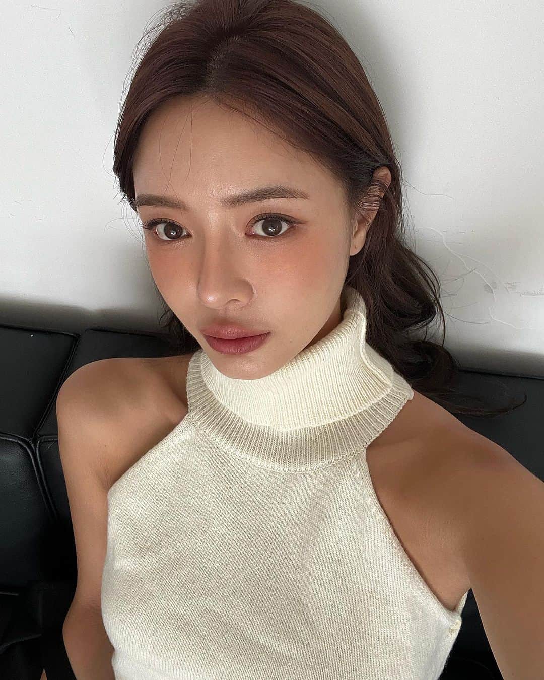 キム・ボラムのインスタグラム：「피부과 다녀오면 셀카 삼매경 얼태기 극복✨  #우아피부과 #울트라콜 #스킨부스터」