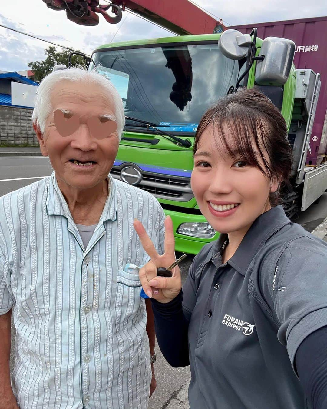 めいめいさんのインスタグラム写真 - (めいめいInstagram)「来年90歳になる祖父に初めて働く姿を見せることが出来たので記念の一枚🥹📸  #トラックめいめい  #トラック運転手#トラックガール#トラックドライバー#トラップガール」10月7日 21時38分 - truckmeimei