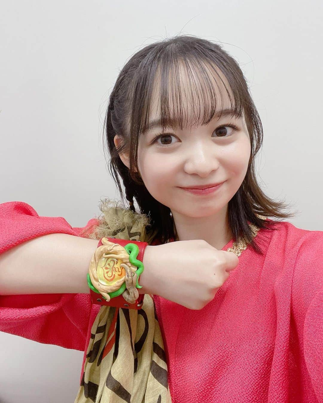 延命杏咲実のインスタグラム：「. 「天才てれびくん」生放送の可愛いコスチュームをご紹介😉💐 . この衣装は、今年度の天てれの舞台である「ジオワールド」で暮らす大人『ジオビー』が着ているもの！🥳民族衣装風で可愛いよね〜！！💓 . そして、私たちの生きるこの世界とジオワールドを行き来するためにてれび戦士が着けている「ねんリング』も着けさせていただきました〜！🌳✨ . どれもカラフルで本当に素敵…！！🥰🫶🏻大人の衣装を着るなんて、私も大人になったんだなあ、、🤣 . 天てれは作り込まれた世界観や設定も見どころの一つ！🔎 . ちなみに、我らが「大！天才てれびくん」は『大天才テレビジョン』というテレビ局が舞台になっていました📺 つまり、てれび戦士たちはテレビ局の局員だったんです！😉 . 大天の作業着風つなぎ衣装も可愛かったな〜〜💛一人ひとりの衣装が全然違って、その子の個性がよーく表れているんですよ💫 . 愛だよね〜〜🥰衣装さんは大天の頃と同じ方でした！！久々にお会いできて嬉しかったです〜😭💕ありがとうございました！！☺️ . . #天才てれびくん #天てれ #大天才てれびくん #大天 #衣装 #コスチューム #セントフォース #セントフォースsprout #延命杏咲実 #延命ちゃん」