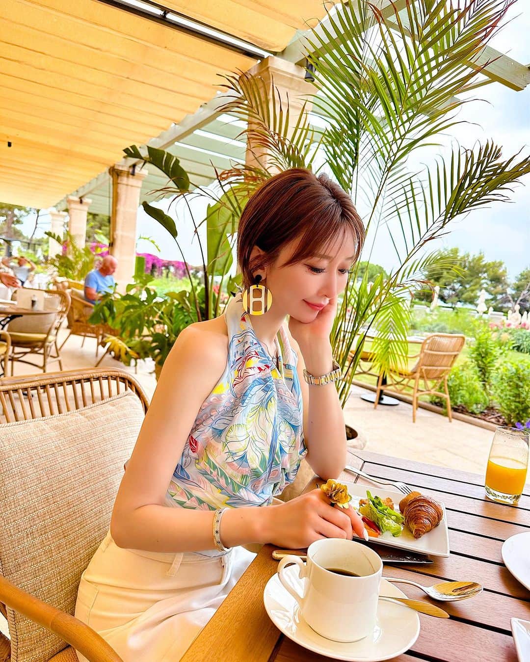 JUNKO（飯田順子）さんのインスタグラム写真 - (JUNKO（飯田順子）Instagram)「旅行の時は朝食はしっかり食べる🐷 ・ 広いホテル内散策☺️ ホテルでお花の指輪もらったのでしてみました☺️ ・ ・ ・  #セントレジスマルダバルマヨルカリゾート #thestregismardavallmallorcaresort  #スペイン旅行 #spain🇪🇸 #spaintravel  #mallorca #セントレジス#stregismardavall #マヨルカ島 #マヨルカ旅行#旅スタグラム #旅行記 #海外旅行#旅行好きな人と繋がりたい #タビジョ #luxurytravel #luxuryhotel #旅行写真 #旅フォト」10月7日 21時37分 - jun__ko_