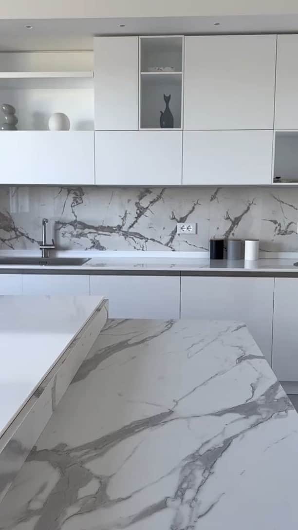 SHEINのインスタグラム：「Talk about a living space glow up FR 🏡✨ Those little touches go a long way! 😲 Which SHEIN HOME items would make your space shine? 👇 @francy_lovelyhome  🔗:https://shein.shop/9gx8i0h  #SHEIN #SHEINforAll #SHEINstyle #fashion #chic  #saveinstyle」