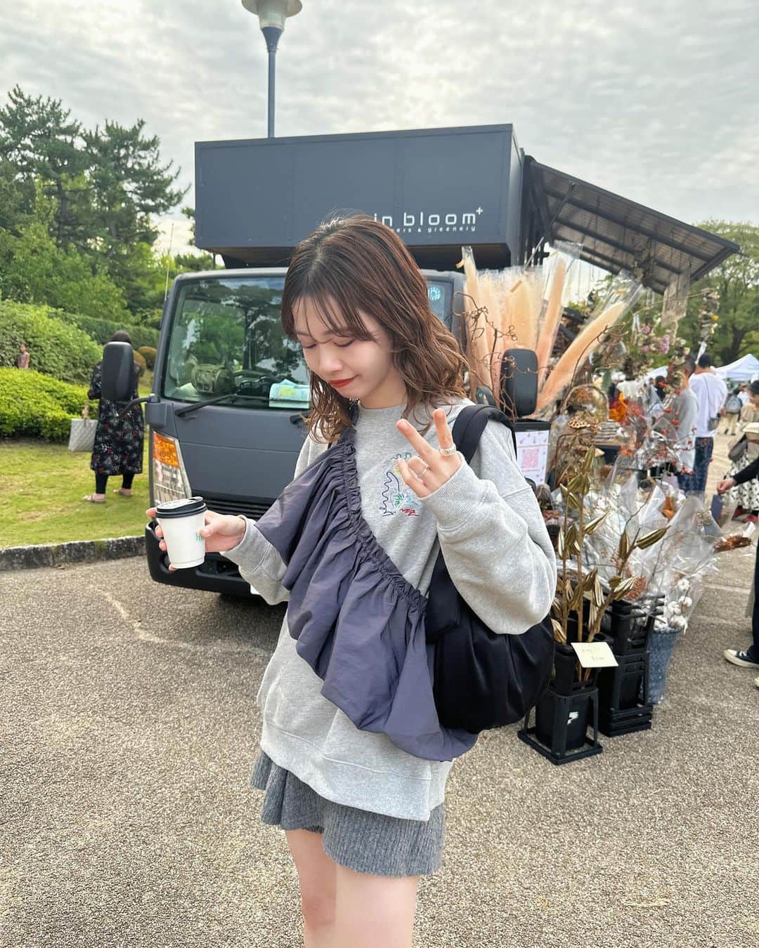 のインスタグラム：「ソーシャルキャッスルマーケット🏯⚡️ @socialtower.jp  まいまいとみちゃんと♡  美味しいご飯と、可愛いお洋服 ゆるく流れる音楽に癒されて とってもリフレッシュできた休日☕️  とみちゃんの娘ちゃん、おきぬにも とんでもなく癒された👼🏻👼🏻👼🏻 @brown.vintage のこゆきさんにも🐕 赤ちゃんと犬は正義👼🏻🐕  出店されてる知り合いの方にも たくさん会えて楽しかった〜！ 名古屋の空気感やっぱ好きだな〜🫶🏻 イベント開催してくださる方に感謝🙇🏻‍♀️  綺麗な秋晴れでカラッとした風が吹いて 最高に気持ちいい気候だった🌞 しばらくこの気候続いてほしいな、、🥹  スウェットでちょうど良い気温でした🙆🏻‍♀️ フリルギャザーたすきがけにしたよ♡  #Kastane #スウェットコーデ #スウェット #フリルブラウス #ニットパンツ #グレーコーデ #オーバーサイズ #秋コーデ #秋服コーデ #トレンドコーデ  #ミディアムボブ #ミディアムヘア #ミディアムヘアアレンジ  #高身長コーデ #高身長女子 #骨格ナチュラル  #カスタネ #30代コーデ #アラサーコーデ」