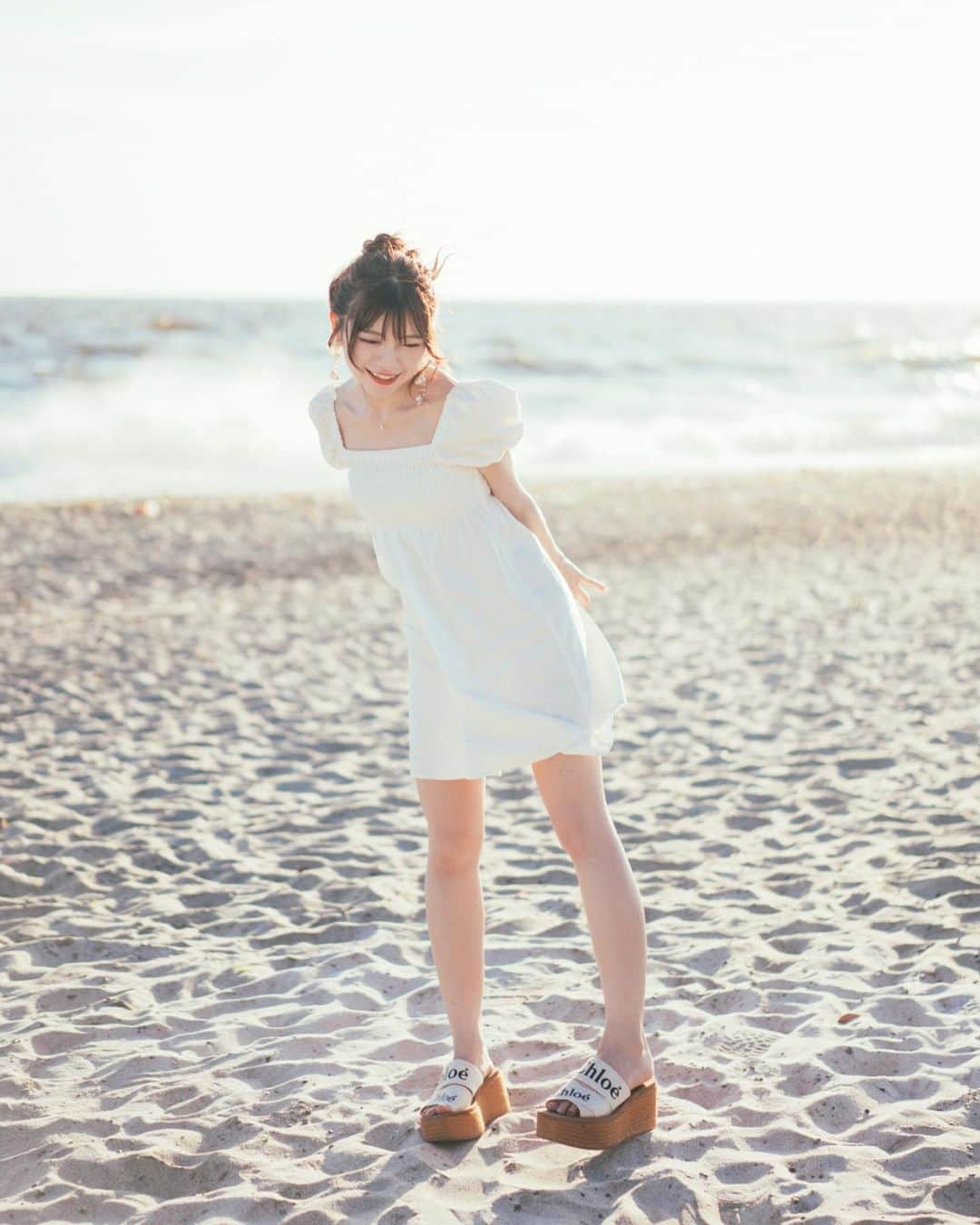 廣川奈々聖のインスタグラム：「夏に着る白ワンピースがいちばんすき、🐶♡🏰💭 ⁡ @shimom_camera  ⁡ ⁡  #ポートレート #海岸 #夏の思い出 #被写体 #portraitmood #japanphotography」