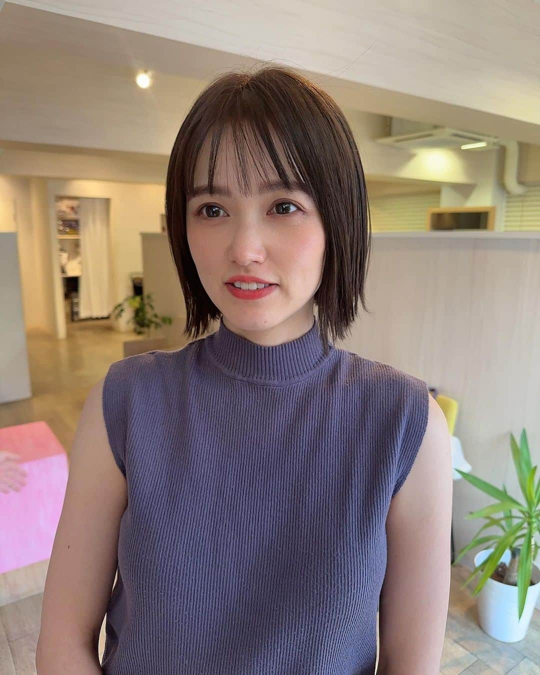 三島ゆかりさんのインスタグラム写真 - (三島ゆかりInstagram)「ヘアメンテナンス💇‍♀️ 全体的な長さは切らずに前髪だけカットしてカラーをだいぶ落ち着いた色味に✨ 明るい色も好きやけどこれくらい暗いのも好き🥰 最近頭痛がある日が多かったからヘッドスパがめちゃくちゃ気持ちよくて最高にリフレッシュできた🥹🥹🥹  今子供が一番大事やしずっと一緒にいれて幸せやけど、こーゆー1人の時間は本当に大切で❤️❤️❤️ 託児付き美容室が月に一度の楽しみで仕方ないのです🫶 今月もありがとう @eriiiica2 😘  #ヘアメンテナンス #ヘアカラー #ヘッドスパ #託児付き美容室 #ママの味方 #ママの癒し #ママの息抜き #男の子ママ #一児のママ #三島ゆかり #ゆかりんご」10月7日 21時33分 - apple340