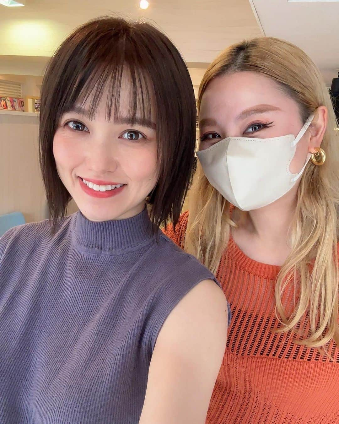 三島ゆかりさんのインスタグラム写真 - (三島ゆかりInstagram)「ヘアメンテナンス💇‍♀️ 全体的な長さは切らずに前髪だけカットしてカラーをだいぶ落ち着いた色味に✨ 明るい色も好きやけどこれくらい暗いのも好き🥰 最近頭痛がある日が多かったからヘッドスパがめちゃくちゃ気持ちよくて最高にリフレッシュできた🥹🥹🥹  今子供が一番大事やしずっと一緒にいれて幸せやけど、こーゆー1人の時間は本当に大切で❤️❤️❤️ 託児付き美容室が月に一度の楽しみで仕方ないのです🫶 今月もありがとう @eriiiica2 😘  #ヘアメンテナンス #ヘアカラー #ヘッドスパ #託児付き美容室 #ママの味方 #ママの癒し #ママの息抜き #男の子ママ #一児のママ #三島ゆかり #ゆかりんご」10月7日 21時33分 - apple340