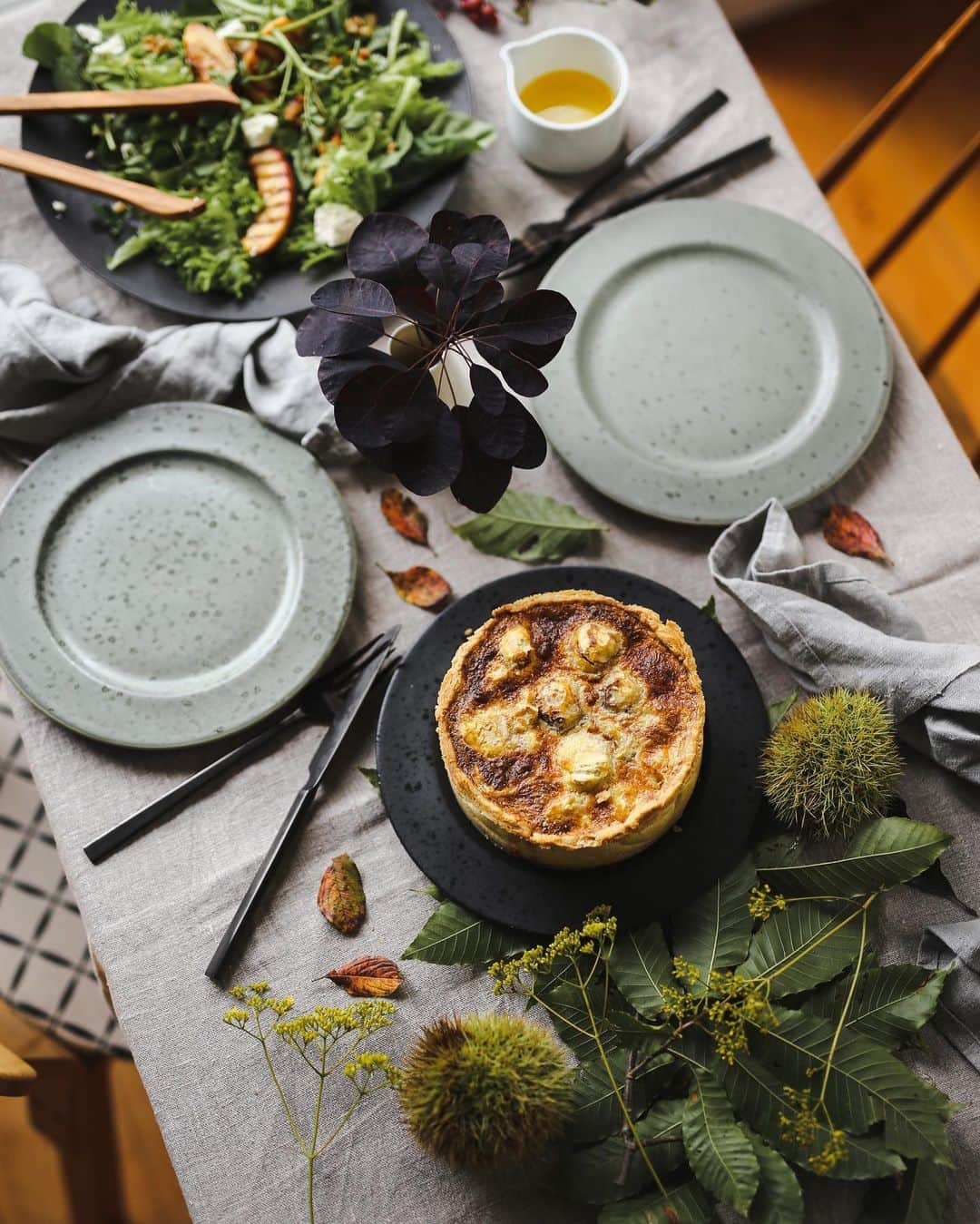 増田由希子のインスタグラム：「Chestnut, Mushroom, Feta and Red Onion Quiche🌰Have a lovely weekend! #homemade #bitzliving #autumn #chestnut   暑い時期はオーブンから遠ざかっていましたが、涼しくなってきたので、焼き菓子を作り始めました。 キッシュには、栗やきのこなど秋の味覚をたっぷりと🌰🧀」