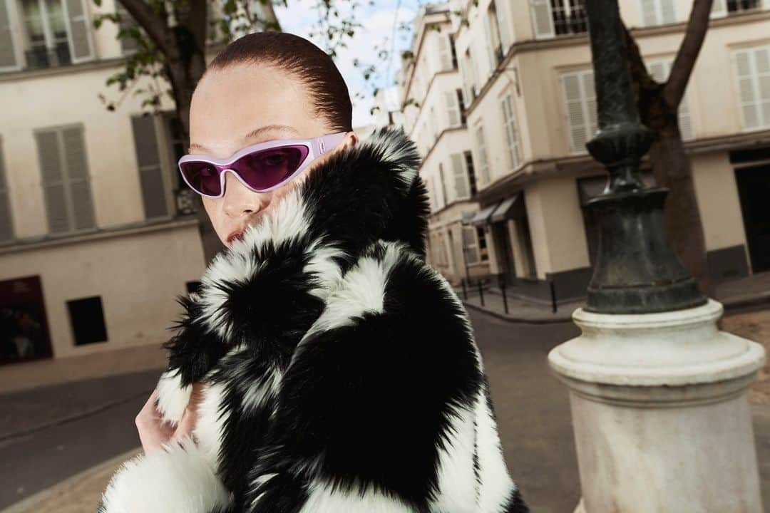 カールラガーフェルドさんのインスタグラム写真 - (カールラガーフェルドInstagram)「Bold, sleek Parisian chic. Elevate your cool weather wardrobe with #KARLLAGERFELD.」10月7日 21時37分 - karllagerfeld