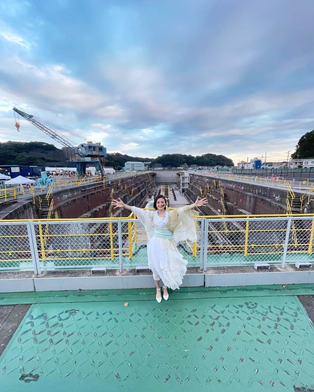 片山萌美のインスタグラム：「⚓️  【浦賀物語】  浦賀ドックの近くで ペリーが来航した時のお話を 公演しております  浦賀ドックを初めて見たけど めちゃくちゃ迫力があって かっこいい...!!!  青空の中 ショーをするのは初めてなので ドキドキしながらも 多くの皆様が来てくださり 本当に嬉しいです  青空公演なので 雨天は基本 中止となってしまいます🥺  最後まで 晴れますように🙏☀️  #浦賀物語　 #浦賀ドック　 #青空公演　 #moemikatayama」