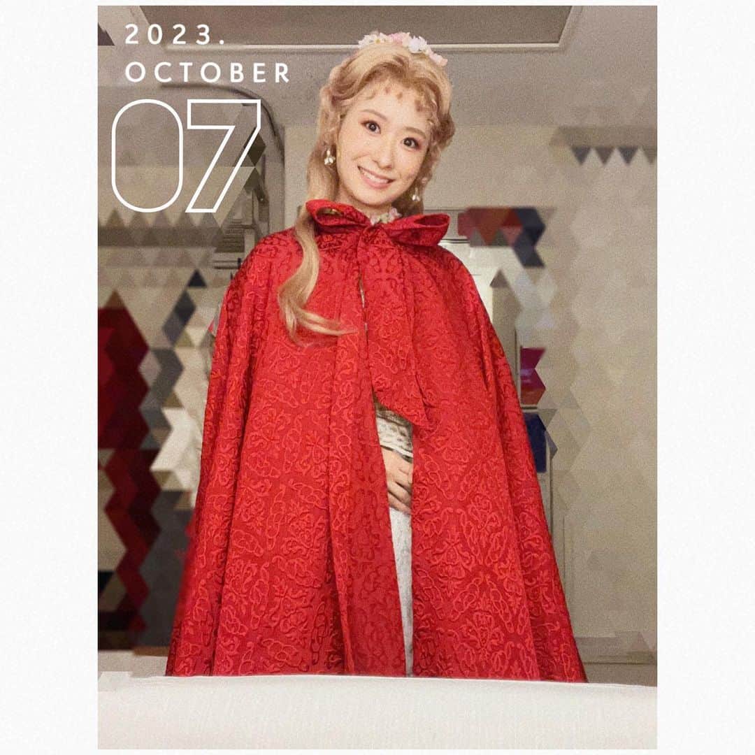 唯月ふうかのインスタグラム：「ミュージカル「キャメロット」 無事初日を迎えることが出来ました👑 ご来場頂き、応援して頂きありがとうございました!! お客様の反応、カーテンコールでのあたたかく何度もして下さった拍手。 全身に染み渡り、開幕できた嬉しさと幸せな気持ちとホッとした気持ちと。 心から感謝です。 明日からもキャメロットで生きます💎   #musical  #キャメロット  #日生劇場  #松竹座  #グィネヴィア  #幸せ  #唯月ふうか」