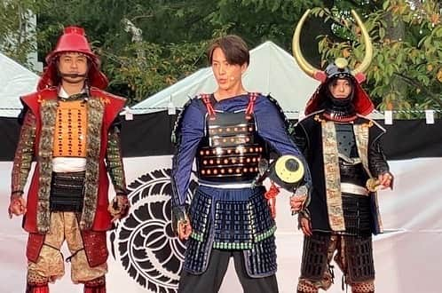 たけるのインスタグラム：「光雲(てるも)神社で行われた黒田長政公四百年祭【黒田武士まつり】のMCと、プログラム途中には、なんと贅沢に官兵衛と長政両公に後ろを守られながら口上を述べさせて頂きました🙇‍♂️・ ・ 現在の大都市福岡の礎を築いたお二人。その功績と歴史の尊さを改めて学ぶとともに、ステージを彩ってくれた皆様の、ダンスや歌、生演奏、ジャグリング、郷土芸能や演舞などを通して、福岡の芸事の幅広さに感動。・ ・ 素敵な機会を下さった関係者の皆様、そしてご来場頂いた皆様、ありがとうございました🙇‍♂️・ ・ #黒田武士まつり #黒田官兵衛 #黒田長政 #光雲神社 #MC #TAKERU #たける #不動たける #ボイジャー #ウルトラマン #エントリーサービスプロモーション」