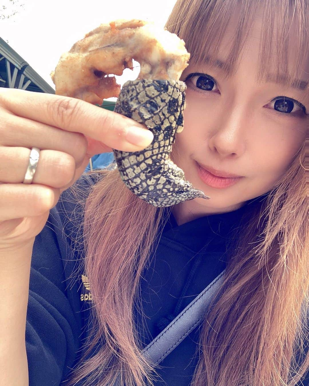 瀬名あゆむのインスタグラム：「🐊🐊🐊  #ノースサファリサッポロ #ワニ #実食 #瀬名ちゃん最高なのよ」