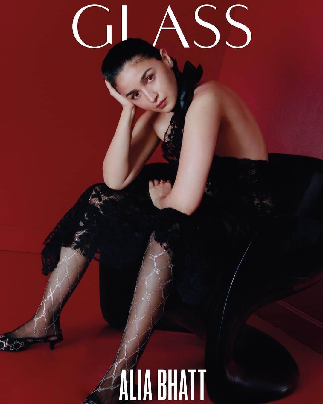 アリア・バットのインスタグラム：「🪞🤍 @theglassmagazine   Photographer: @leabwinkler Stylist: @anatolli Make Up: @misha212  Hair: @davidvoncannon  Nails: @huestipsbymarie Set design: @wayoutstudioco @ecmagidson @henrique_cirilo @11thhouseagency Production: @fox.and.leopard Executive producer: @sweetbabyjudkins Producer: @spindycrawford On set producer: @ilonski All clothing: @gucci」