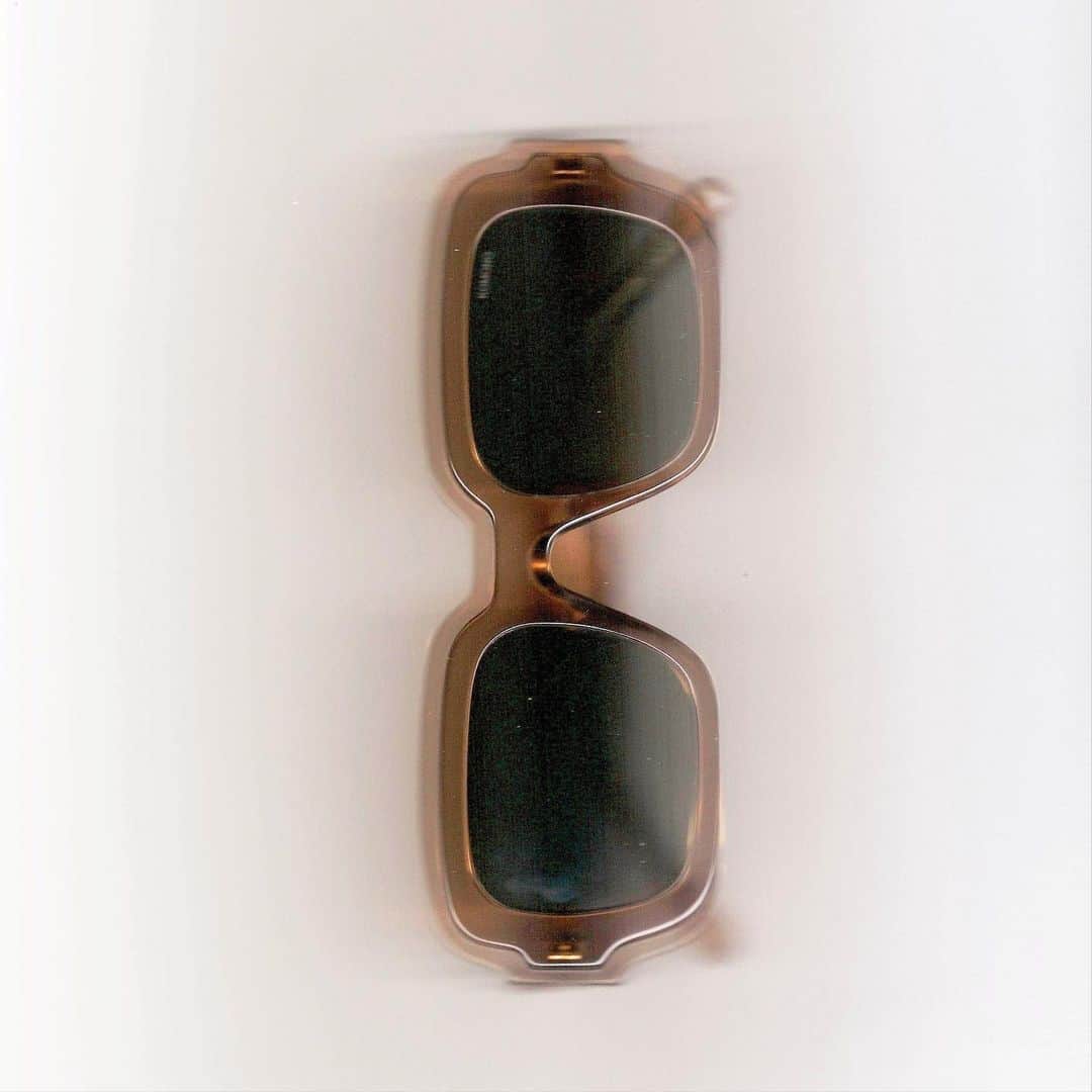 コモノさんのインスタグラム写真 - (コモノInstagram)「KOMONO x VICTORIA LEBRUN Discover @vivevic’s iconic rectangular frames, inspired from the 70s」10月7日 21時48分 - komono
