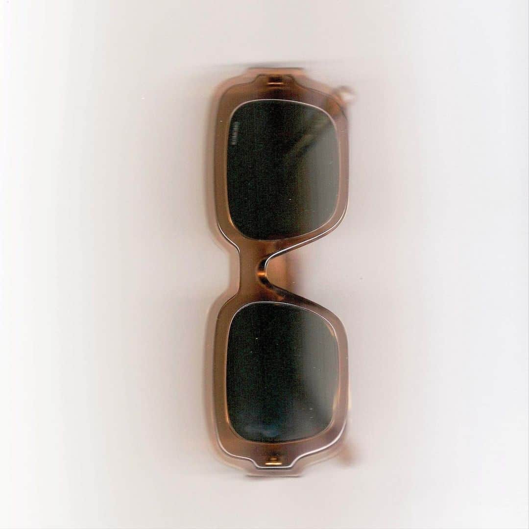 コモノのインスタグラム：「KOMONO x VICTORIA LEBRUN Discover @vivevic’s iconic rectangular frames, inspired from the 70s」