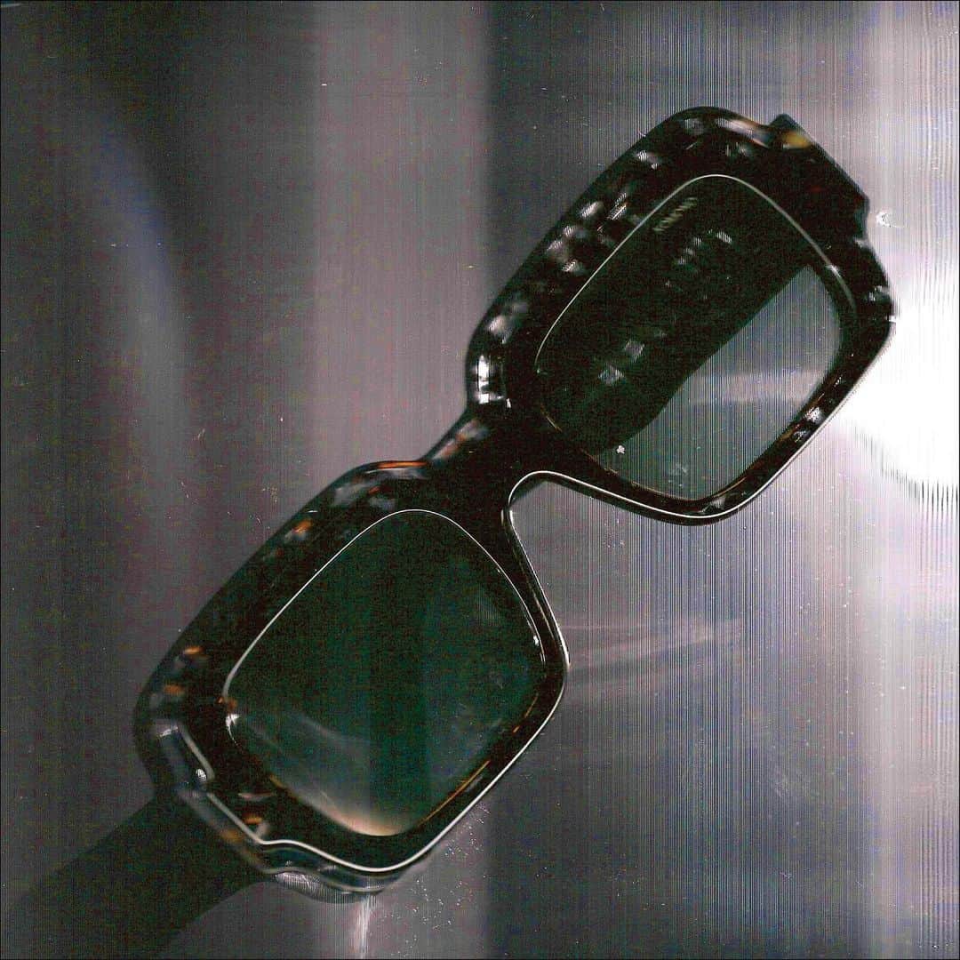 コモノのインスタグラム：「KOMONO x VICTORIA LEBRUN Discover @vivevic’s iconic rectangular frames, inspired from the 70s」