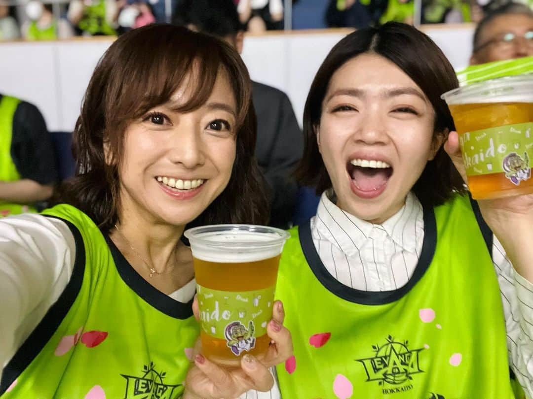 佐藤彩のインスタグラム：「レバンガ開幕戦 森結有花アナと応援してきました🏀  スポーツ観戦とビールの相性について語る私たち😂 きっと明日もビール片手にラグビー観戦するタイプです笑笑  今日の試合は 後半の追い上げでテンション上がりました！ ただ残念ながら開幕戦で白星にはならず…でしたね😣 明日の勝利を期待しています🙋‍♀️  でもやっぱり！ 声を出して応援できる楽しさってあるなぁ… と実感した時間でした☺️ . . 今シーズン限りで引退を表明した桜井良太選手は レラカムイに入団したときからずっと応援していたので 非常に寂しさもあります🥺  私の年齢よりちょい上でずっと活躍されている方なので すごく尊敬しながら応援していました✨  最後まで突き抜けられるシーズンになってほしいですね🥹✨✨ ガンバレレバンガ🏀！！  #レバンガ #レバンガ北海道 #開幕戦 #今シーズンラスト #桜井良太 選手 #ラストシーズン も #応援してます #ガンバレレバンガ #せなちゃんと波多野くんはお仕事ゾーンにいるのを見かけました #お疲れさまです」