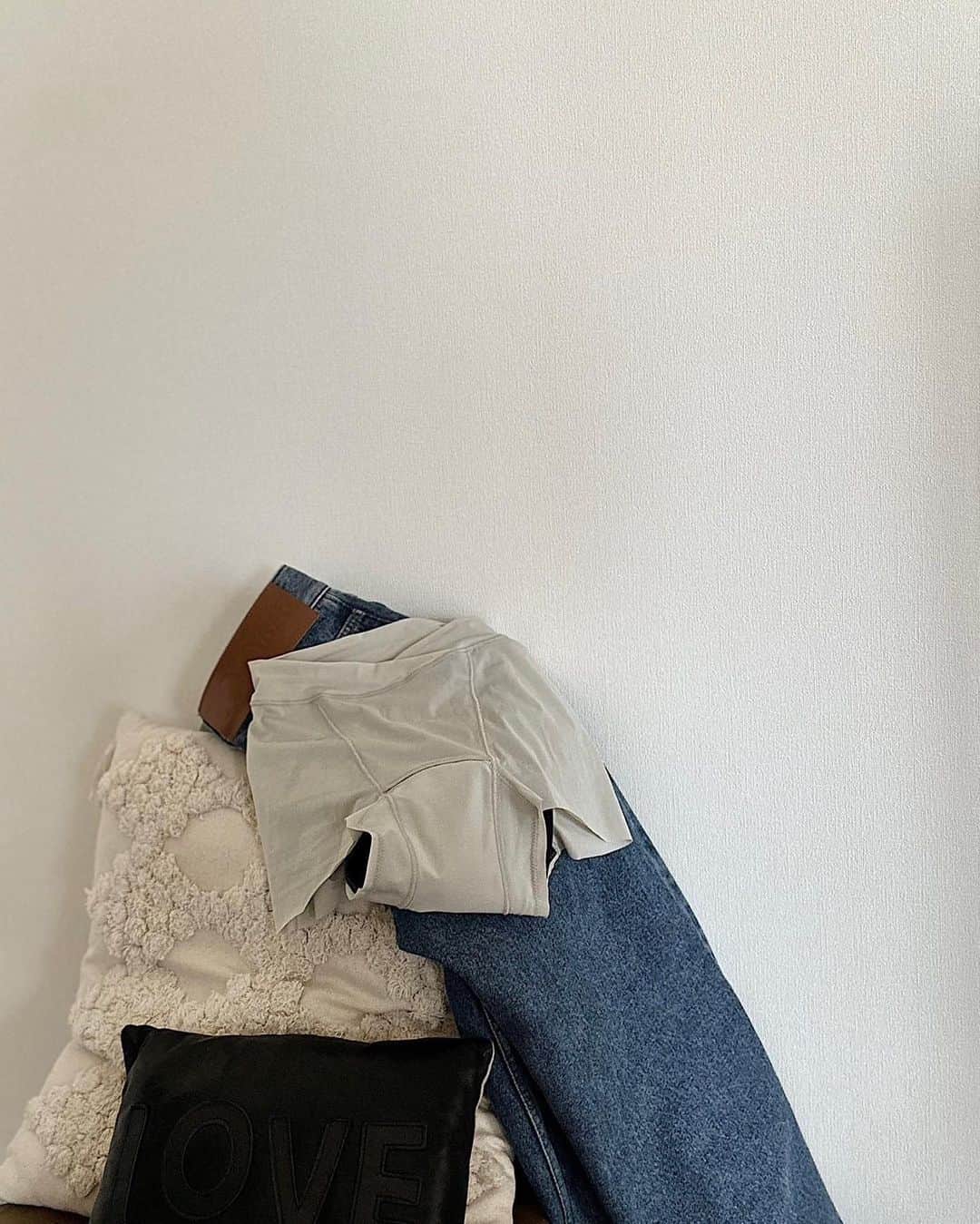 Yuuki mimuraのインスタグラム：「#PR 🌚🌝  もうすぐリリースされる 『月帯』  .  40mlもの吸水率で、モレへの安心感…🫶🏽🫶🏽 高い吸水性でサラっとした快適な肌触りなのも嬉しい🧺 なめらかなシームレス生地でスルスルな手触り🧺  ショーツ1枚に対して6種の生地を組み合わせて、 場所に適した繊維を選び抜き 緻密な製法を採用しているらしい🪡💫  吸水ショーツには珍しい、 ウィングポケットがあるので羽つきナプキンにも対応。 どうしても心配な量が多い時期に安心☺️🤍  #月帯#フェムテック#フェムケア #サニタリーショーツ#吸水ショーツ #TSUKIOBI」