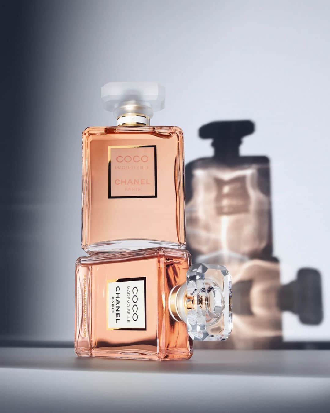 シャネルさんのインスタグラム写真 - (シャネルInstagram)「The interpretations of COCO MADEMOISELLE. The fresh and ambery accord of the Eau de Parfum, a vibrant, voluptuous fragrance with distinct character. The deep and irresistible notes of the Eau de Parfum Intense, a sensual and full-bodied scent.    #CocoMademoiselle #CHANELFragrance」10月7日 22時04分 - chanelofficial