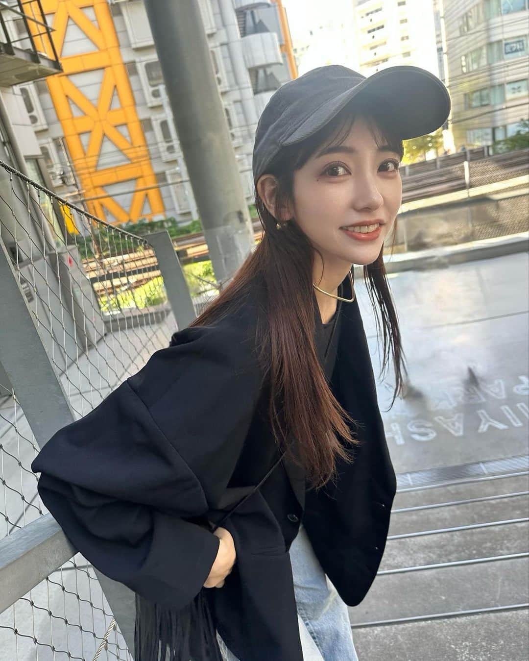 長谷川万射のインスタグラム：「親子2人でぶらぶらした日👦🏻👣  お写真撮ってくれて、最近は うわぁぁ微妙かもなぁ、、とか あ、かわいい！！！ とか言ってくれるの(笑)  もう立派に優しいちっちゃい彼氏くんです、愛しい…❤︎笑  段々とあいちゃんもういい… じゅうぶんだよ…！って 止めてる写真です🤳笑笑  いつもありがとう❤︎  #親子#シンママ#男の子ママ#6歳」