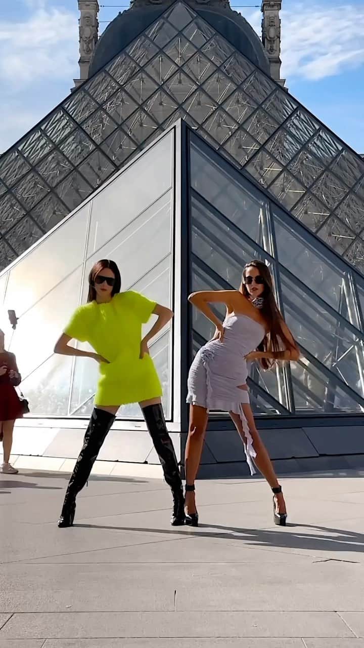 ココ・ロシャのインスタグラム：「Becoming another statue at the Louvre 👩🏻‍🎨 @cocorocha @marta__sierra 🫶 the people passing by made the video 100 times better 😍 who are you going to try this with?」