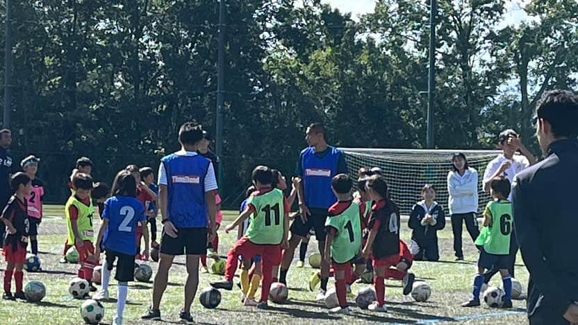 坪井慶介さんのインスタグラム写真 - (坪井慶介Instagram)「「KAMAMOTO Football Festival in 埼玉」に参加させて頂きました⚽️  東京電機大学グランドでたくさんの総勢160人くらいの子供達が参加してくれました！！ トレーニング、試合、リフティング大会とみんな凄いパワーでした…最後はもう勘弁して下さいと😁終わりました。  最初のダッシュはおじさん張り切ってます！！  いやぁ〜楽しかった👍 それにしても良いグランドだったな〜  #kamamotofootballfestival  #スリーボンド  #threebond  #東京電機大学  #埼玉鳩山キャンパス  #グランド最高  だから #スライディング しちゃうよね #スライディングボイ  #ダッシュ  #ダッシュボイ  #全力中年  #久しぶりに  #横山謙三 さんに会えた👍 #久富信也 コーチ #青山隼 コーチ #大学サッカー部 のみんな #ナイスコーチング」10月7日 21時58分 - keisuke_tsuboi0916