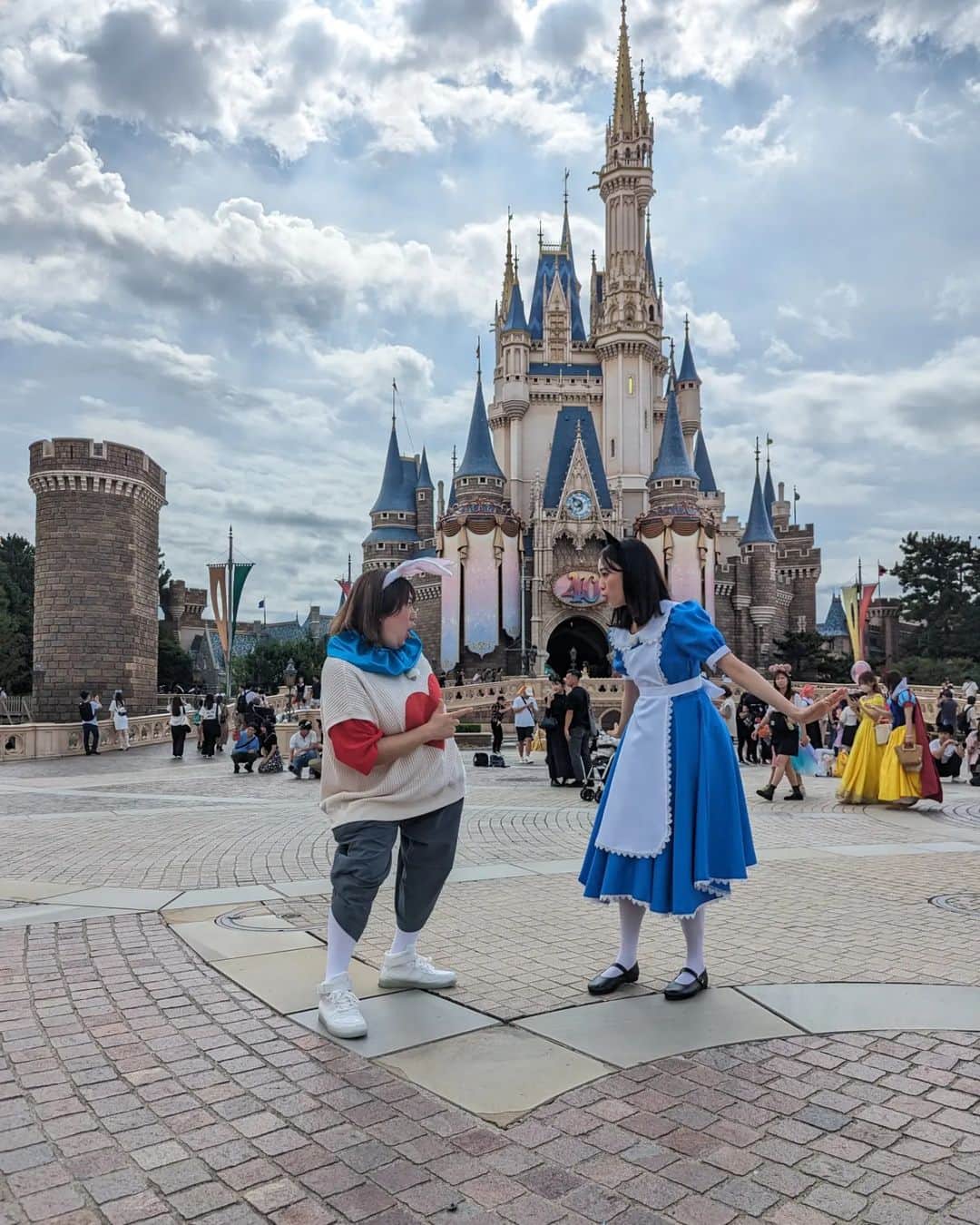 森三中さんのインスタグラム写真 - (森三中Instagram)「「王様のブランチ」トレンド部ロケ🎃 黒沢さんは衣装さん手作りの白うさぎの仮装で🐰  #不思議の国のアリス #白うさぎ #ハロウィン #ディズニーリゾート #ディズニーランド #ディズニーシー #王様のブランチ #トレンド部 #森三中 #黒沢かずこ」10月7日 21時58分 - morisanchustaff