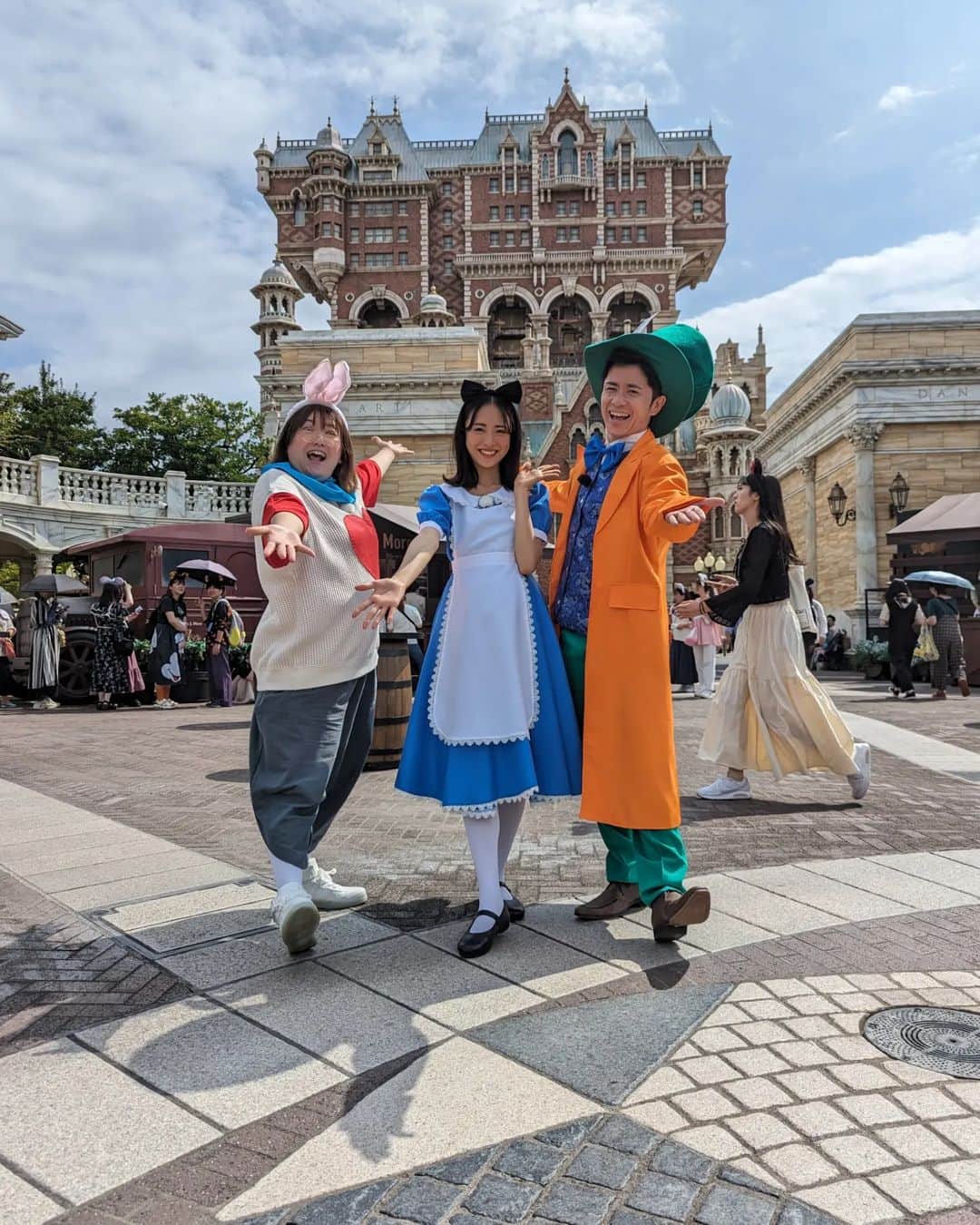 森三中さんのインスタグラム写真 - (森三中Instagram)「「王様のブランチ」トレンド部ロケ🎃 黒沢さんは衣装さん手作りの白うさぎの仮装で🐰  #不思議の国のアリス #白うさぎ #ハロウィン #ディズニーリゾート #ディズニーランド #ディズニーシー #王様のブランチ #トレンド部 #森三中 #黒沢かずこ」10月7日 21時58分 - morisanchustaff