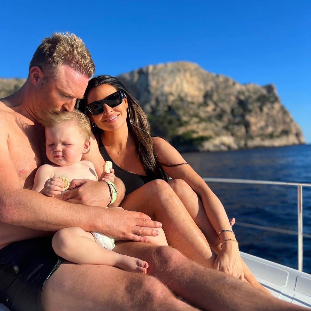 Jessica Wrightのインスタグラム：「Home from our special place 💙 holidays with a lively toddler on the move are great but you defo return feeling like you need a holiday to get over that one 🤪🍹☀️ I wouldn’t have it any other way」