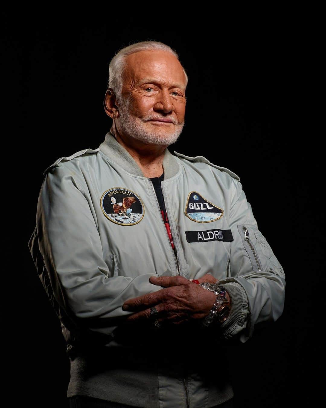 ナショナルジオグラフィックのインスタグラム：「Photo by Becky Hale @beckythale | Watching Buzz Aldrin walk into the National Geographic studio in 2015 was a “pinch myself” moment. I distinctly remember thinking, He’s real. Like, a real actual person.  Aldrin occupies a special place in the national identity of the United States. He is more cultural icon than actual flesh-and-blood person and became a household name in 1969, when he was the pilot on the Apollo 11 mission with Neil Armstrong and walked on the moon. Yet here he was in the photo studio. And I was adjusting his collar.  Our days at National Geographic headquarters can be wild. One minute we’re photographing a cicada on a stick and the next moment Buzz Aldrin. #WorldSpaceWeek」