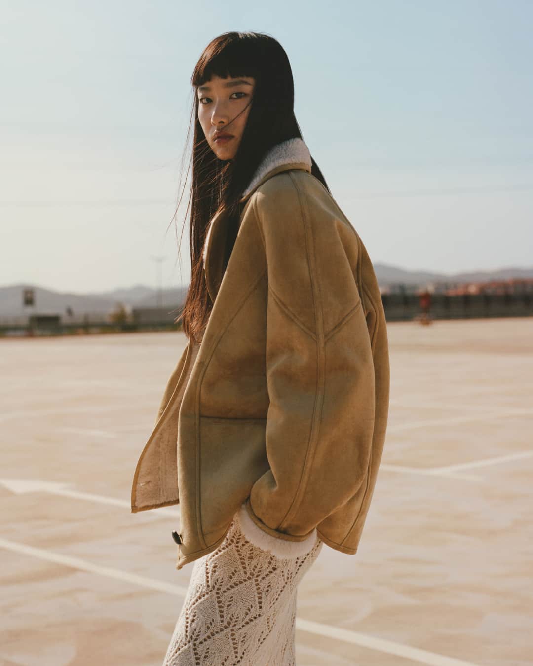 MANGOのインスタグラム：「If we say corduroy, shearling jackets and camel tones, what’s the first thing that comes to your mind? Yes, you’ve got it right 🤎 It’s the 70s and it’s our new collection, now at mango.com ⁣ Coat: 57087709 ⁣ Dress: 57037727 ⁣ #MangoWoman」