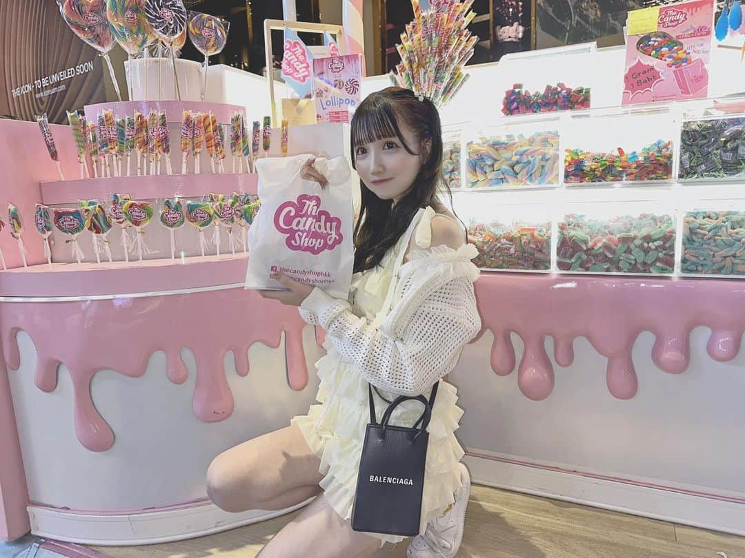 青葉ひなりのインスタグラム：「タイのお菓子屋さんで たくさん買ってた🍭  量り売り買いすぎちゃう笑  #iconsiam  #thailand #thai #タイ旅行 #バンコク #バンコク旅行 #asiatique #japanesegirl #japaneseidol #色素無 #いいね返し #follow#shein購入品 #shein #fashion  #instagood」