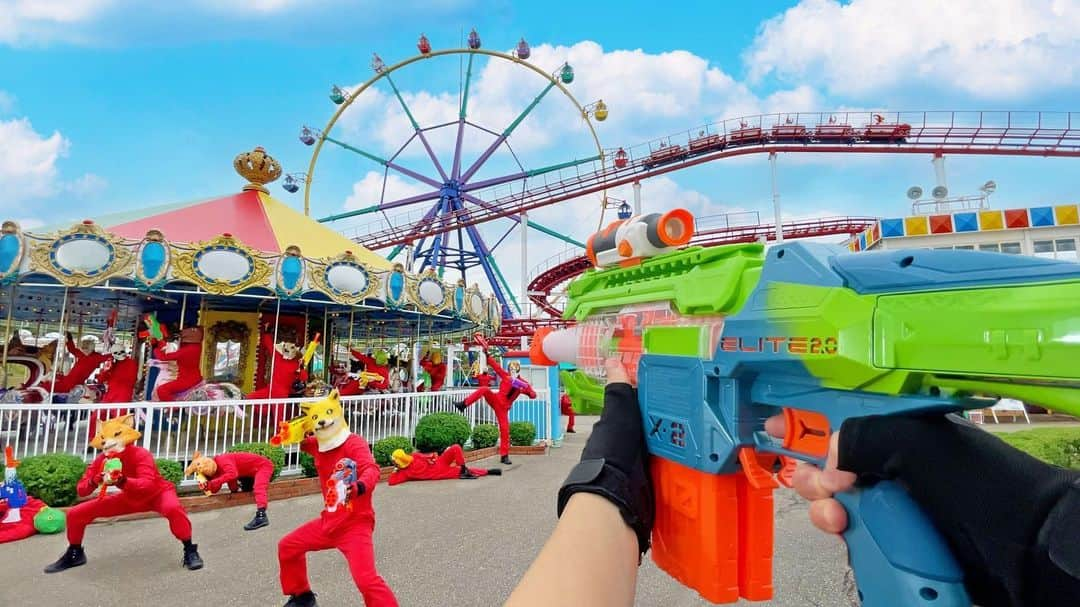 Kamiwaza Trickshotsのインスタグラム：「Nerf War | Amusement Park Battle 48🔫 『ナーフ戦争 | 手取フィッシュランド編』公開🔥  今回の舞台は石川県の遊園地！！🎡 いろんな乗り物を使ったFPS視点のナーフの戦いをお楽しみ下さい😎🔥  @tedorifishland  お忙しいなか撮影に全面協力して頂き本当にありがとうございました🙏  @kamiwaza.tomo @nari_kamiwaza @hidetorian  #nerf #nerfwar #nerfgun  #youtube  #手取フィッシュランド」