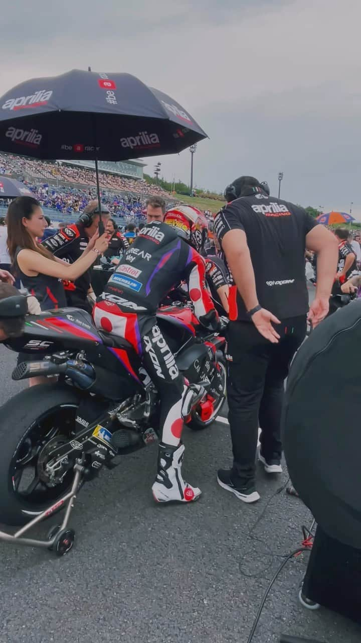 葉月美優のインスタグラム：「❥MotoGP日本グランプリ2023  aprilia RIDING 41 アレイシ・エスパルガロ選手 @aleixespargaro   世界選手権の雰囲気はすごかったです💭  @apriliaracingofficial  @apriliajapan   📹 naaami_bike ♡ ⋆⸜ᵀᴴᴬᴺᴷ ᵞᴼᵁ⸝⋆  #apriliaracing #apriliajapan  #motogp #bikegirl #motogp2023 #motogp日本グランプリ #motogpjapan #racequeen #レースクイーン #umbrellagirl #アンブレラガール #aleixespargaro #aprilia #rsv4 #TUONO #バイクレース #オープニングセレモニー #グリッドウォーク #バイク女子 #大型バイク女子 #バイク女子フォト #バイク女子と繋がりたい #大型バイク #ロードバイク #バイクのある風景 #バイク好きと繋がりたい #アプリリア #tuono660 #bikerace #バイクファッション」