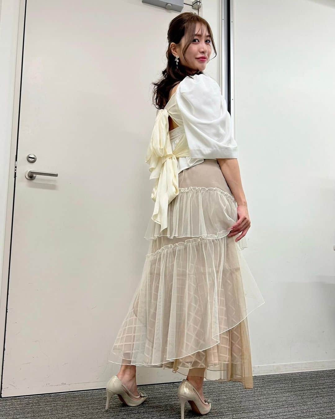 大島麻衣のインスタグラム：「3150 fightにてSpecial presenterというとても光栄な役割を与えていただきました👏 ボクシングの試合をあんなに間近で観たのは初めてでパンチの音や選手たちの息遣いまで聞こえる迫力と会場の一体感や盛り上がりを一緒に感じられてとても楽しかったです！！ リングに上がるという貴重な体験をさせてくださり、ありがとうございました😊 #着用衣装 後ろ姿まできゃわいい衣装でした♡ tops @j1u_by_labelleetude  skirt @violettaofficial_jp  @idem__official  shoes @dianashoespress  #ダイアナ #ABEMA #生中継 #3150fight #3150」