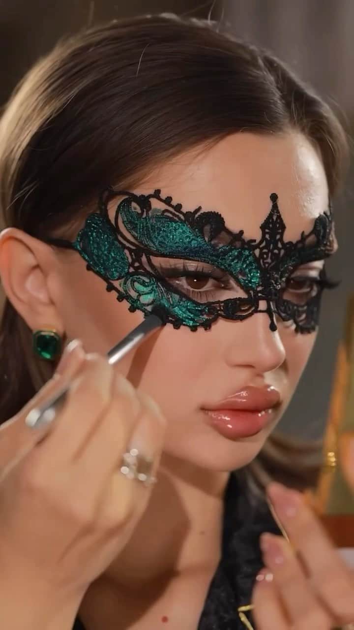Huda Kattanのインスタグラム：「How cool is this hack by @lera_valesta 😍 #halloween #makeuphacks」