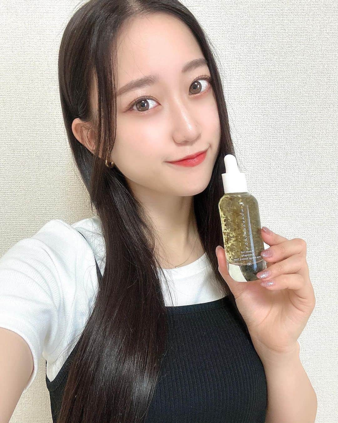 あいりのインスタグラム：「🌿 今韓国で人気上昇中のブランド 【Blanc DUBU】が日本上陸👏🏻✨ @blancdubu_jp_official   その中でも累計3.5万本以上売れてる #トナードクダミグリーンエナジーエッセンストナー を試してみたよ🤭🌱  ドクダミが50,000ppm 含有で無香料＆無着色の高濃度トナーなの！  私めちゃくちゃ乾燥肌なんだけど洗顔後すぐこれ使うともちもちになってその後の化粧水とかも入り良くて感動した❤️  ドクダミの葉っぱはどうなるのかと思ったけど、付けていくうちにお肌に馴染んでいって無くなって不思議だった😂  Qoo10から購入出来るのでみんなもぜひ試してみてね🌿  #PR#blancdubu#ブランドゥブ#韓国コスメ#美容#韓国スキンケア#サロモ」
