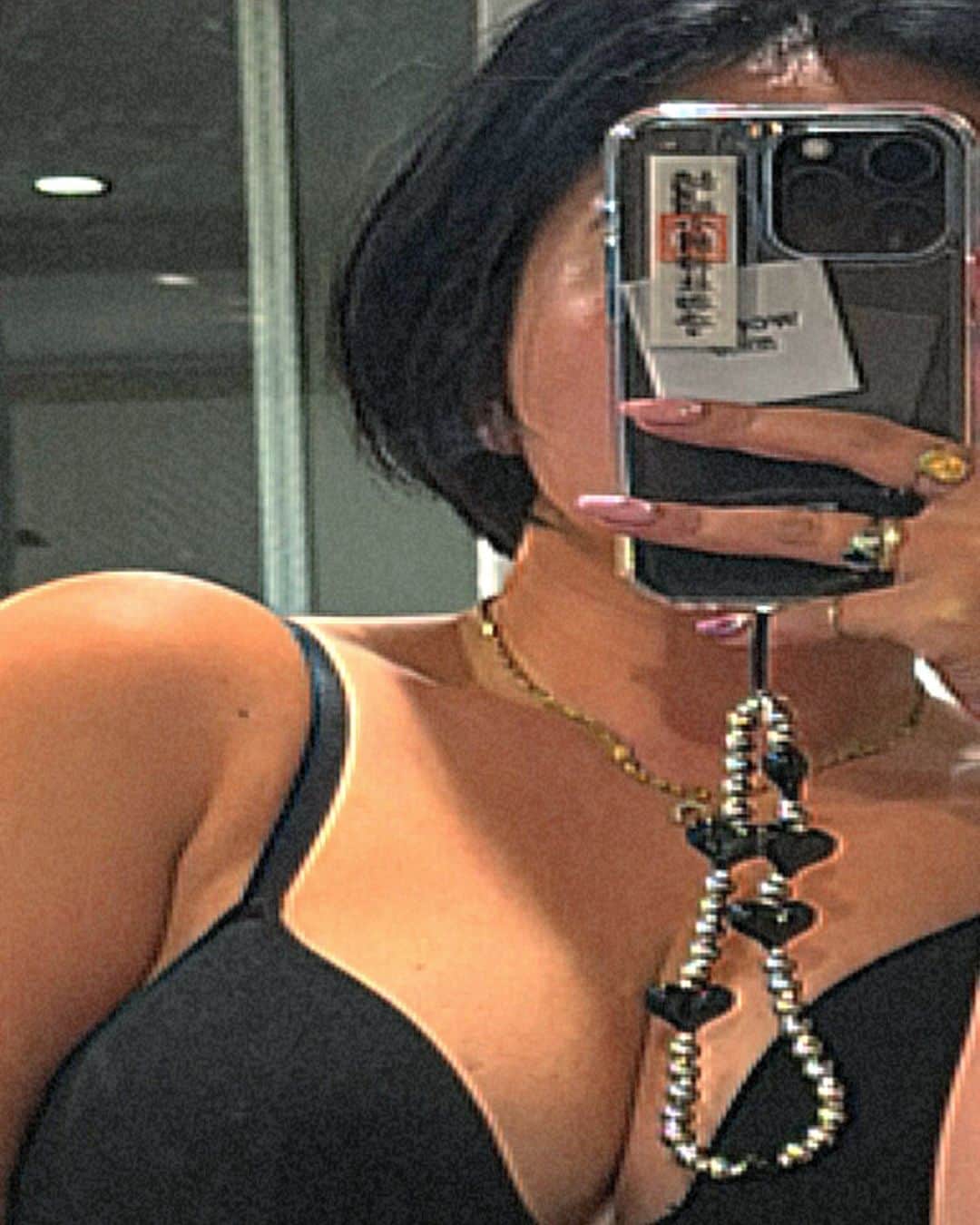 金子若菜のインスタグラム：「⠀ 俺の携帯は最強。」